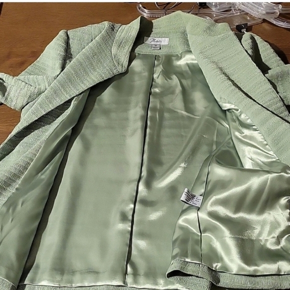 Flair Tank Top and Blazer Set - Picture 7 of 8